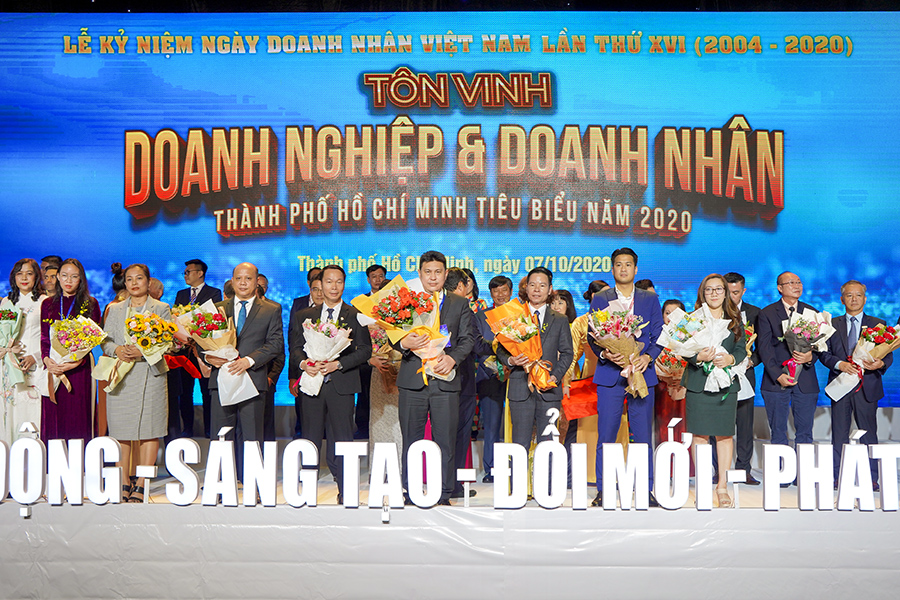 HINH 1 -Tap-doan-Hung-Thinh-thang-lon-voi-loat-giai-thuong-Doanh-nghiep-Doanh-nhan-TP_HCM-tieu-bieu-nam-2020-6